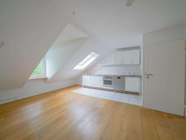 Ratingen Süd: Gemütliche 3 Zimmer Dachgeschosswohnung mit EBK und Gartenmitbenutzung im