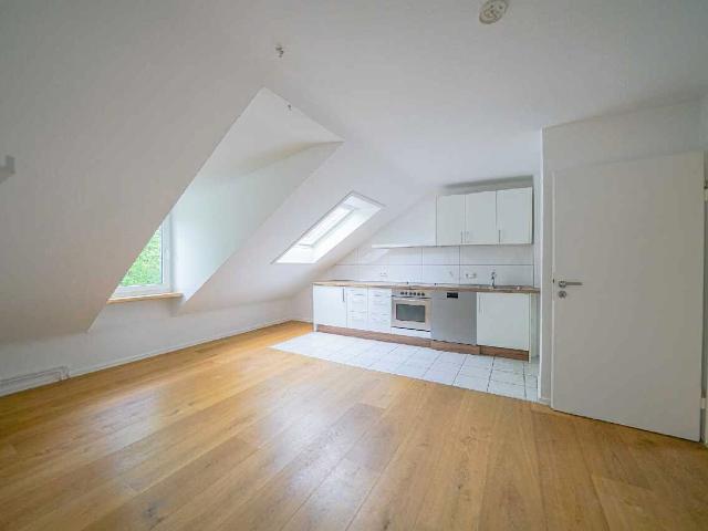 Ratingen Süd: Gemütliche 3 Zimmer Dachgeschosswohnung mit EBK und Gartenmitbenutzung im Grünen