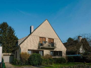 Raum für Visionen: Familienhaus mit großem Grundstück direkt am Rhein