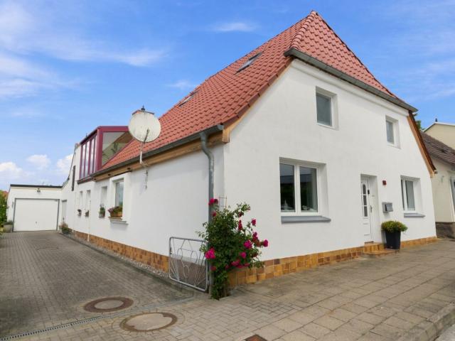 RAUM FÜR FAMILIE. PLATZ FÜR IDEEN. EIN HAUS MIT GESCHICHTE IN OSTSEENÄHE