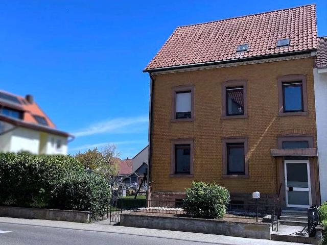 Raum zum Entfalten: Vielseitiges Einfamilienhaus in Huchenfeld