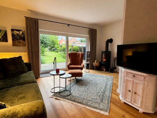 Raumwunder: Modernisiertes Haus mit Garten in Stade