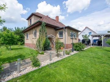 Raus aus Berlin. Rein ins Zuhause. Stilvoll saniertes Familienhaus mit Kamin & Traumgarten