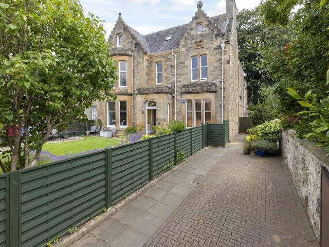 Ravelston Park, Edinburgh, Midlothian 2 bed apartment to rent £2,700 pcm £623 pw