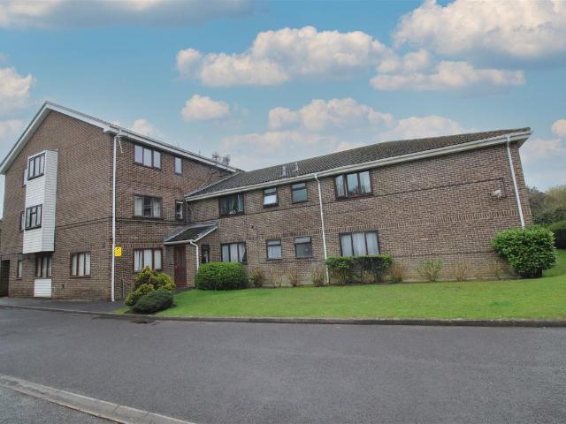 Ravendene Court, Southgate, Crawley, West Sussex. RH10, Studio to rent, £1,000 pcm | PrimeLocation