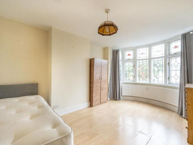 Ravenhill Road, Plaistow, London, E13 4 bed terraced house to rent £3,000 pcm £692 pw