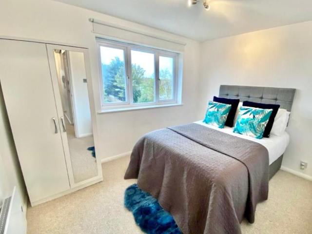 Ravenings Parade, Goodmayes Road, Ilford, Essex IG39Nr IG3, 1 bed flat to rent, £1,500 pcm | PrimeLocation