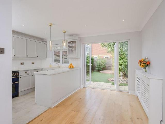 Ravenswood Close, Cobham, KT11 3 bed terraced house to rent £3,500 pcm £808 pw