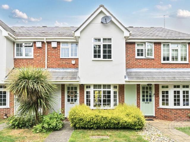 Ravenswood Close, Cobham, Surrey, KT11 3 bed terraced house to rent £3,500 pcm £808 pw