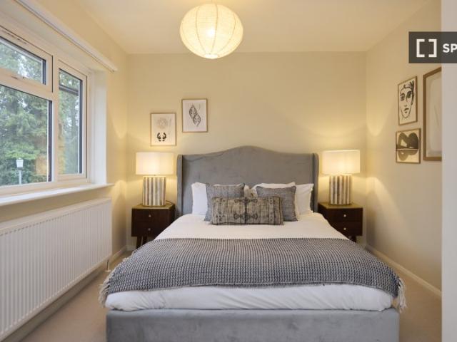 Ravenswood Court, London, KT2 7TF, United Kingdom | 5 bed apartment for rent #163763920 | Rentberry