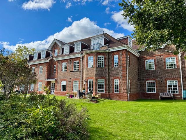 Ravens Court, Castle Village, Berkhamsted HP4, 1 bed flat to rent, £3,250 pcm | PrimeLocation