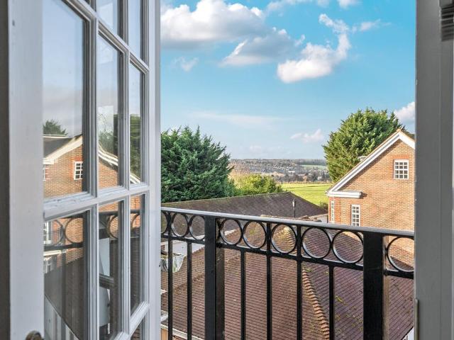 Ravens Court, Castle Village, Berkhamsted HP4, 2 bed flat to rent, £2,950 pcm | PrimeLocation