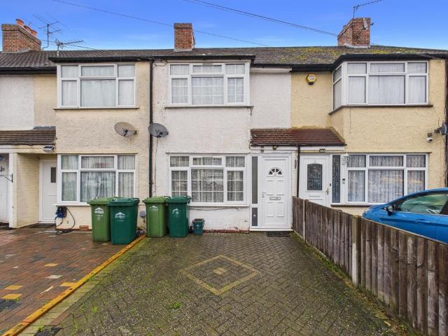 Ravensbourne Avenue, Stanwell. 2 bed terraced house to rent £1,750 pcm £404 pw