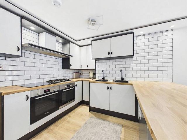 Ravensbourne Avenue. 6 bed terraced house to rent £2,800 pcm £646 pw