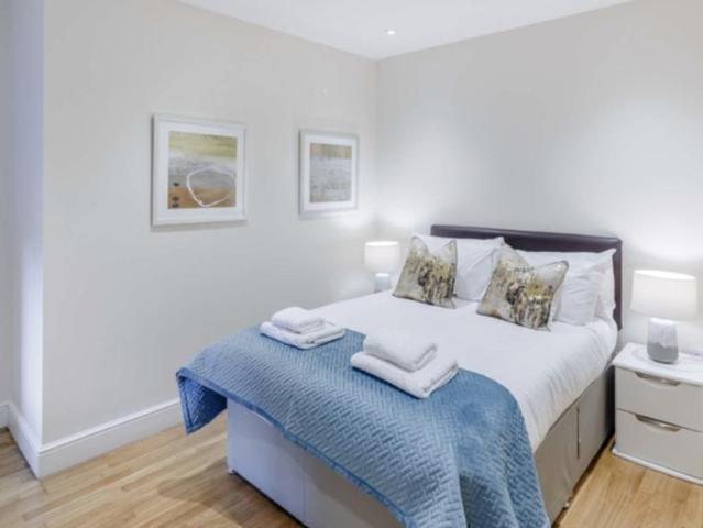Ravenscourt Park, London W6 3 bed apartment to rent £4,918 pcm £1,135 pw