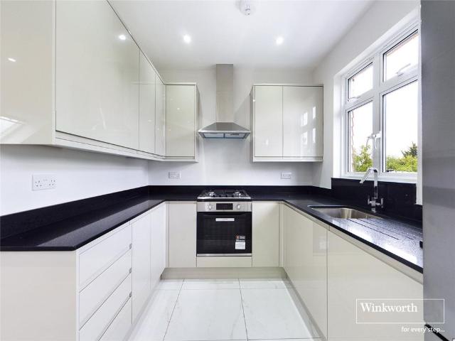 Ravenscroft Avenue, Wembley HA9 3 bed apartment to rent £2,400 pcm £554 pw