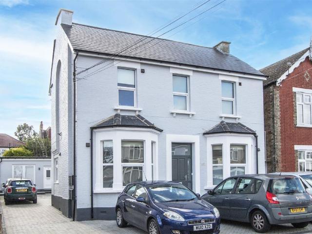 Ravenscroft Road, Beckenham BR3, 2 bed flat to rent, £1,850 pcm | PrimeLocation