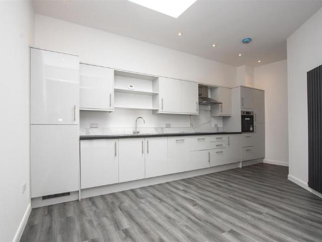 Ravenscroft Road, Beckenham BR3 2 bed flat to rent £1,900 pcm £438 pw