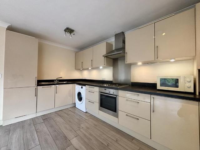 Ravenscroft Road, Beckenham, BR3 2 bed flat to rent £1,900 pcm £438 pw