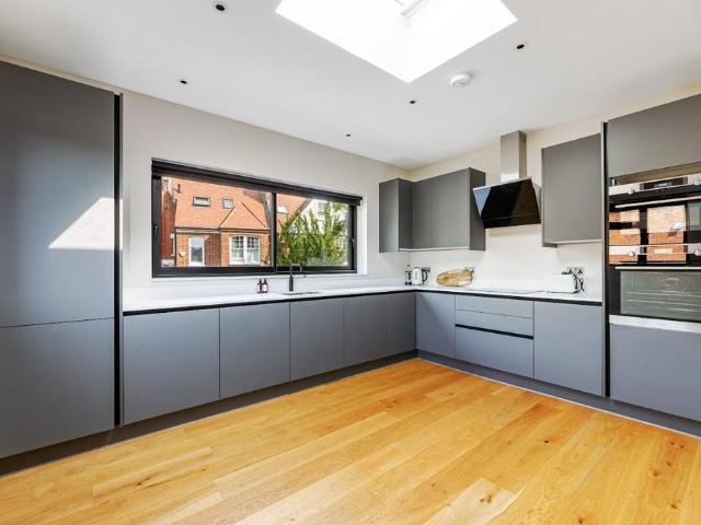 Ravenscroft Road, London, W4 2 bed apartment to rent £3,500 pcm £808 pw