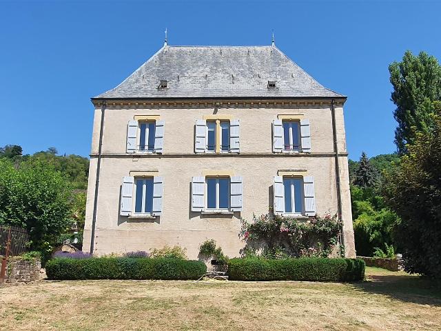 Ravissant manoir du 18ème et 19ème siècle entièrement restau. 332m² Cormatin