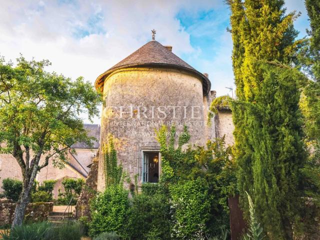 Ravissant prieuré dans un village paisible, a 1 heure de Sau. 303m² Parthenay