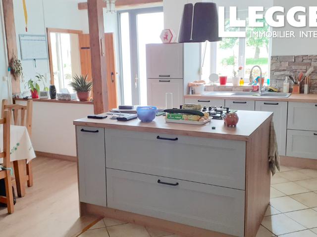 Ravissante longère, 3 chambres, cuisine neuve, 2 poêles neufs DPE C bâtiments annexes 5355 m2 de terrain