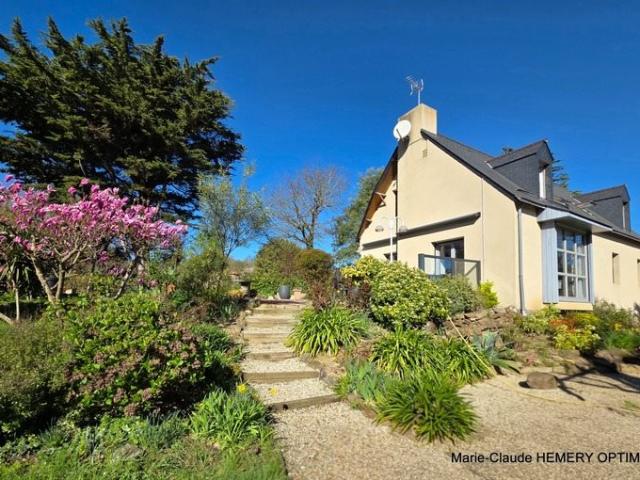 Ravissante Propriété de deux maisons sur les bords de Rance. 207m² Dinard