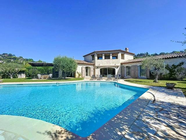 Ravissante villa de 300 m2 à Mougins à louer meublée à l'année