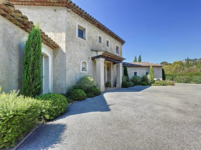 Ravissante villa de 300 m2 à Mougins à louer meublée à l'année