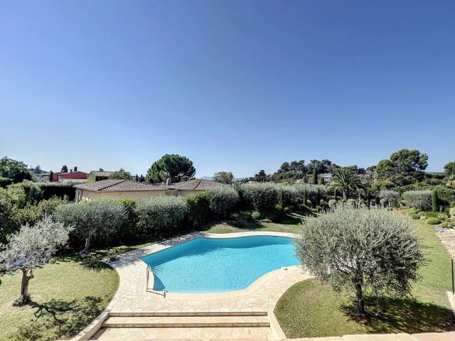 Ravissante villa de 300 m2 à Mougins à louer meublée à l'année