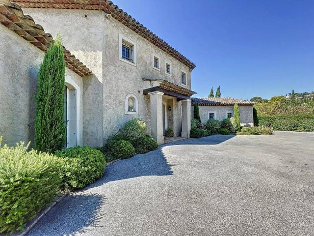 Ravissante villa de 300 m² à Mougins à louer meublée à l'année