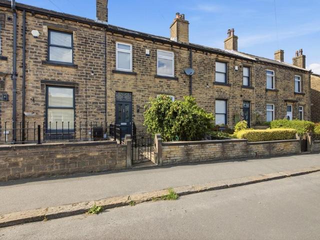 Raw Nook Road, Huddersfield HD3 3 bed terraced house to rent £1,200 pcm £277 pw