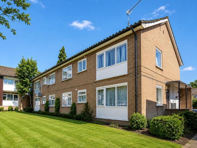 Ray Gardens, Stanmore, HA7 2 bed flat to rent £1,650 pcm £381 pw
