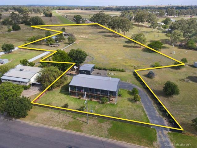 Modern & Stylish Family Home on 4.5 Acres A Rare In Town Lifestyle Opportunity