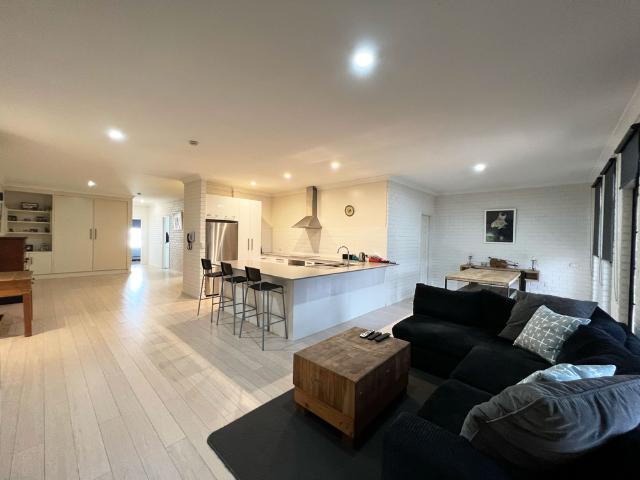 Ray White Forbes 68511411