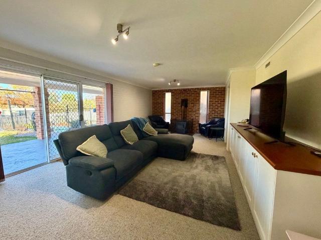 Ray White Parkes 02 6862 1900