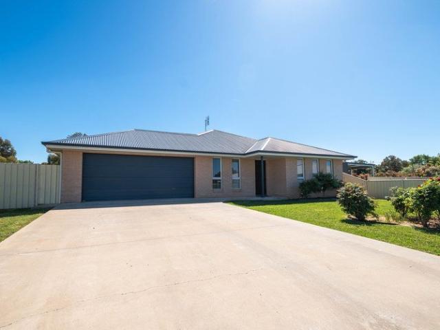 Ray White Real Estate 02 6851 1411