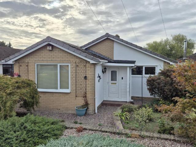 Raylaw Avenue, Guilsfield, Welshpool 3 bed detached bungalow to rent £950 pcm £219 pw