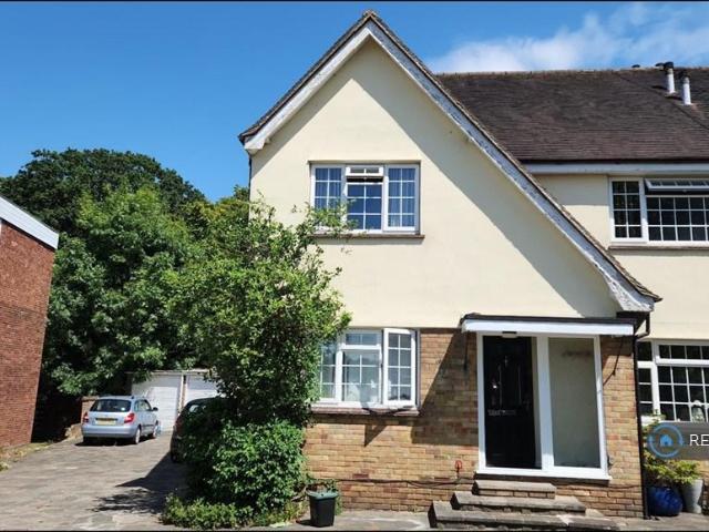 Rayleigh Road, Benfleet, SS7 2 bed maisonette to rent £1,600 pcm £369 pw