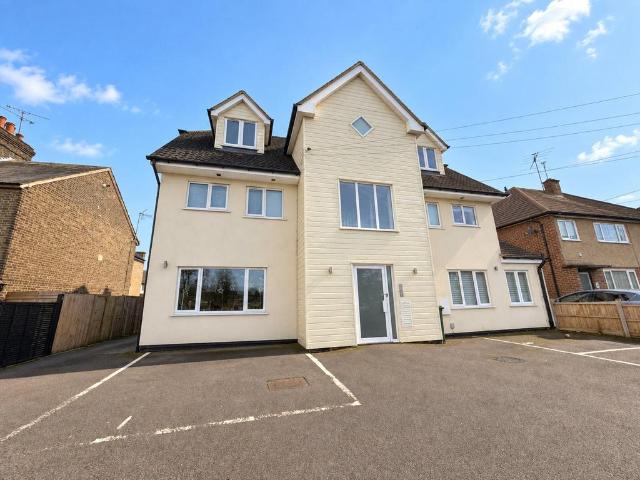 Rayleigh Road, Hutton, Brentwood. 2 bed apartment to rent £1,400 pcm £323 pw
