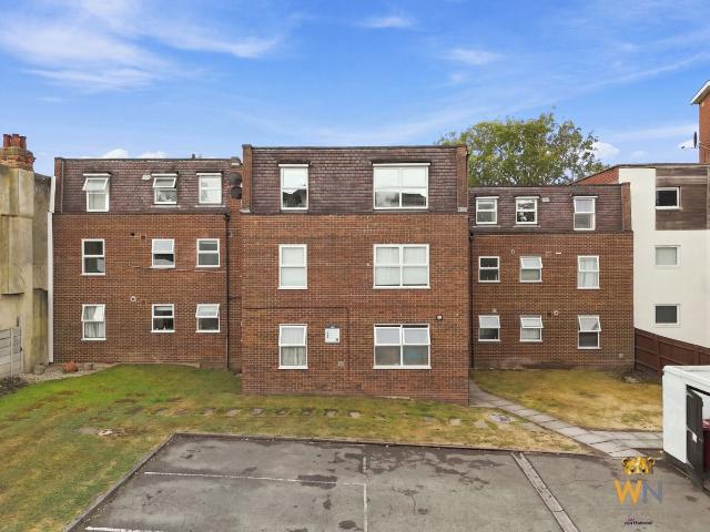 Rayleigh Road, Hutton, Brentwood CM13, 2 bed flat to rent, £1,500 pcm | PrimeLocation