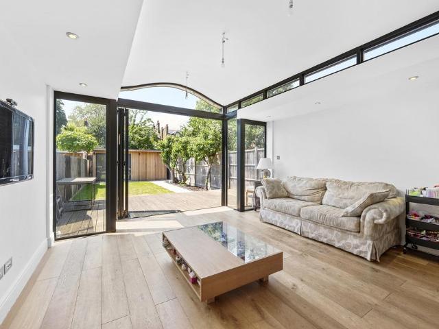 Rayleigh Road, SW19 3 bed house to rent £4,750 pcm £1,096 pw