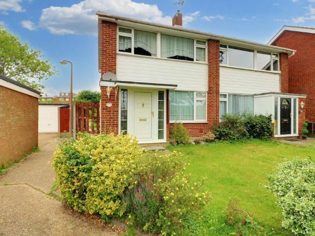 Rayleigh SS6 3 bed semi detached house to rent £1,850 pcm £427 pw