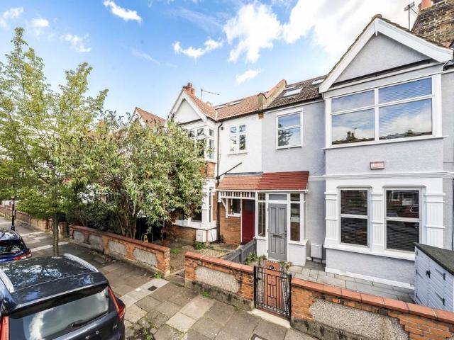 Raymond Avenue, London W13 3 bed flat to rent £2,750 pcm £635 pw