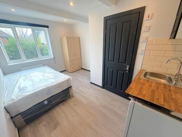 Raymond Crescent, Guildford, GU2