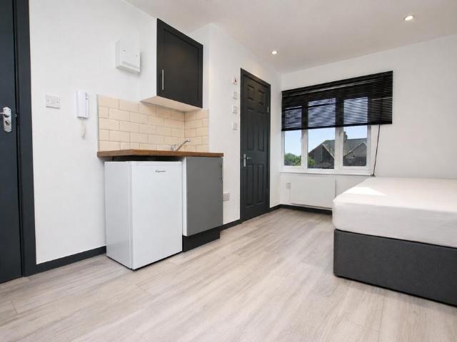 Raymond Crescent, Guildford, Surrey, GU2 1 bed house of multiple occupation to rent £950 pcm £219 pw