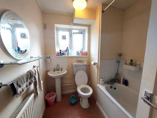 Rayne Court, E18 2 bed flat to rent £2,100 pcm £485 pw