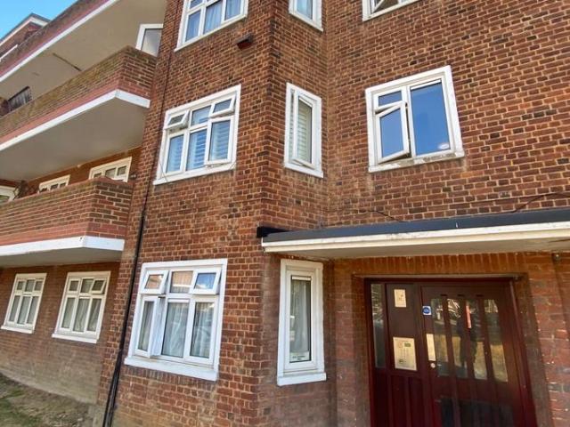 Rayne Court, London E18, 2 bed flat to rent, £1,900 pcm | PrimeLocation