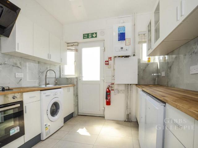 Rayners Lane, Pinner, HA5 5 bed flat to rent £2,550 pcm £588 pw
